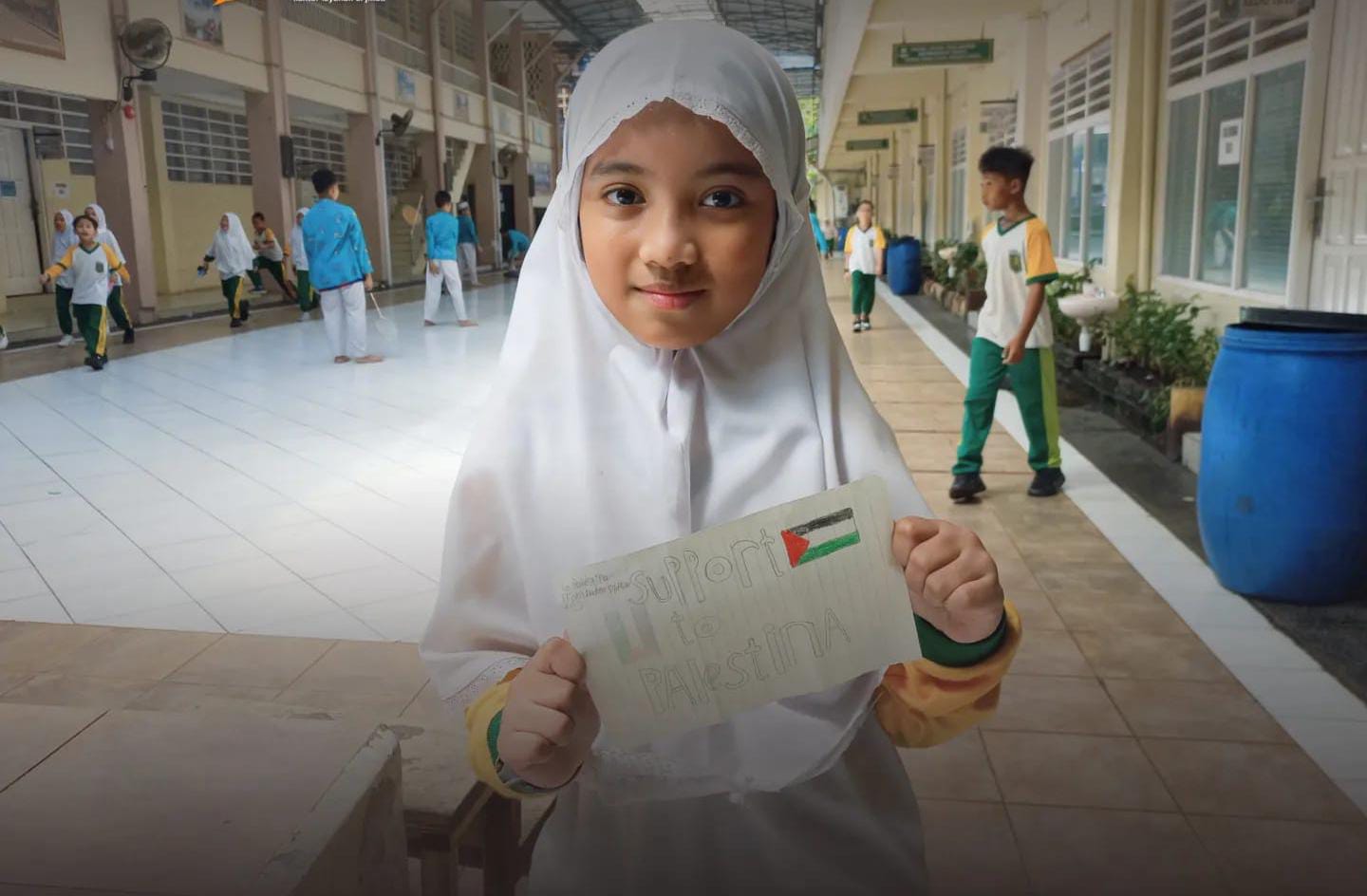 Read more about the article Selembar pesan dari siswa-siswi SD Muhammaadiyah 8 dan 10 Banjarmasin untuk Palestina